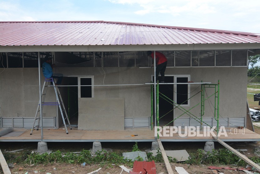 Sejumlah pekerja menyelesaikan pembangunan Hunian Sementara (Huntara) Kementerian PUPR di Kelurahan Duyu,Palu, Sulawesi Tengah, Kamis (1/11/2018).