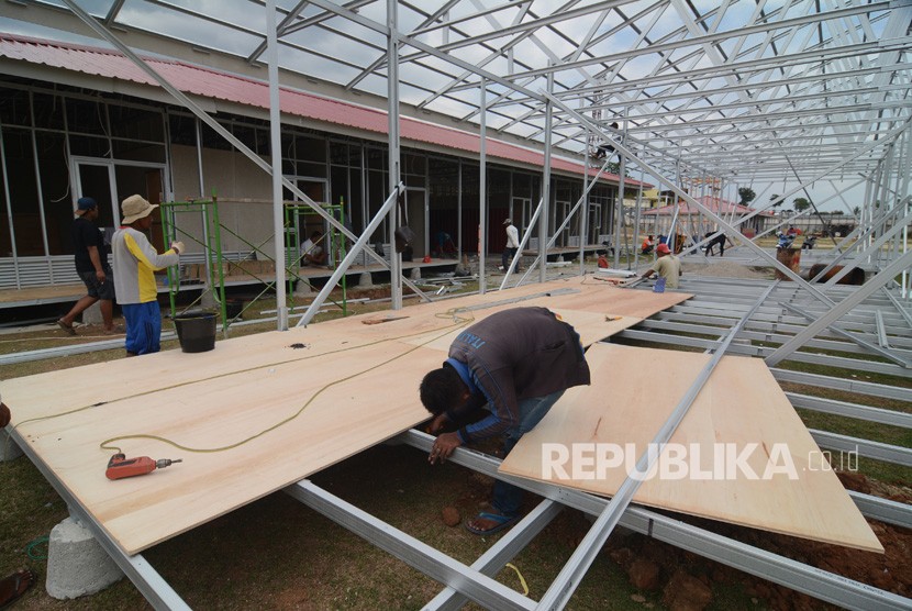 Sejumlah pekerja menyelesaikan pembangunan Hunian Sementara (Huntara) Kementerian PUPR di Kelurahan Duyu,Palu, Sulawesi Tengah, Kamis (1/11/2018).