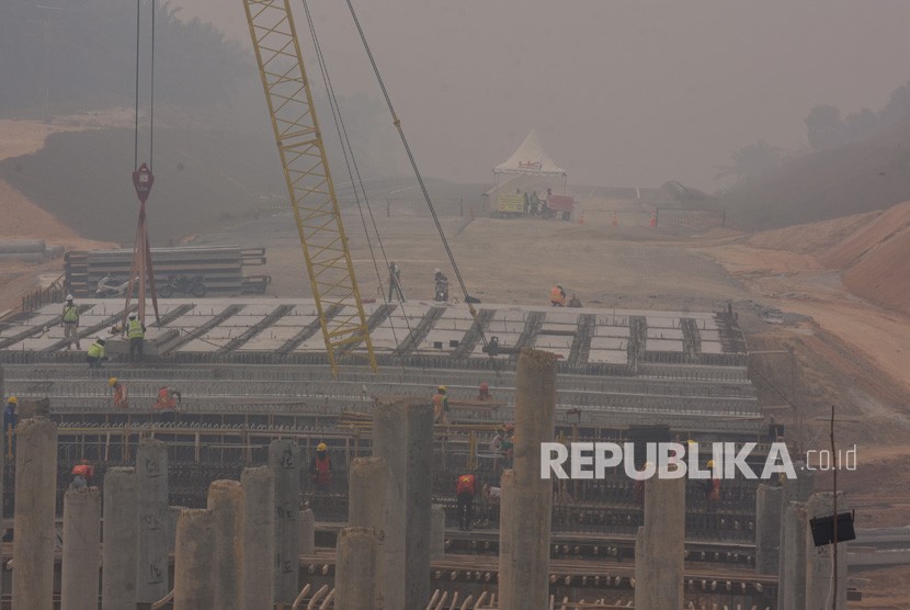 Penyelesaian jalan tol di tengah kabut asap kebakaran hutan dan lahan (ilustrasi).