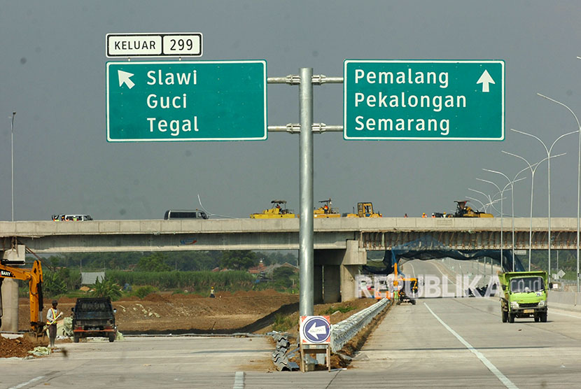 Sejumlah pekerja menyelesaikan pembangunan jalan tol seksi III dan IV Brebes-Tegal-Pemalang di Desa Kalimati, Kabupaten Tegal, Jawa Tengah, Rabu (2/5).