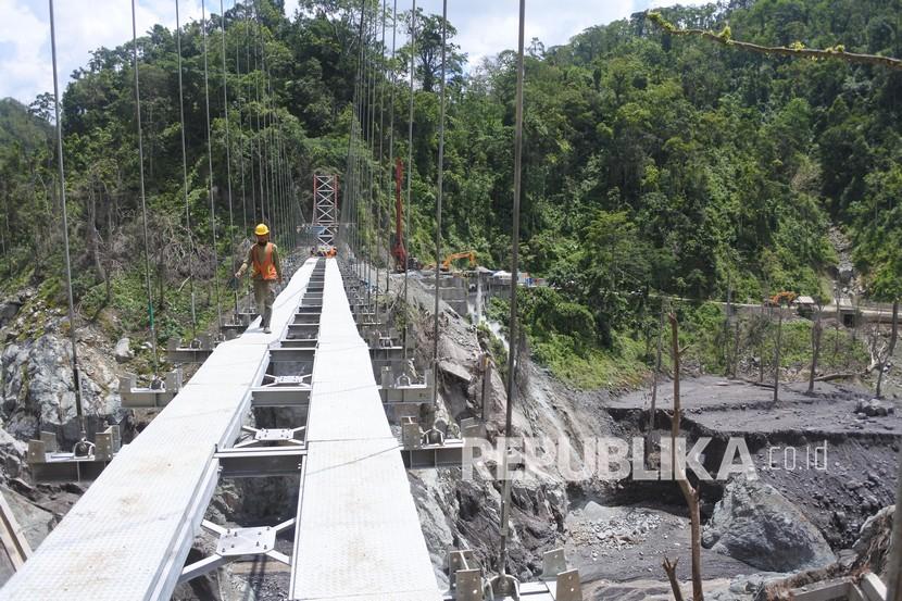 Sejumlah pekerja ketika menyelesaikan pembangunan jembatan gantung Gladak Perak di Lumajang, Jawa Timur, Sabtu (9/4/2022). 