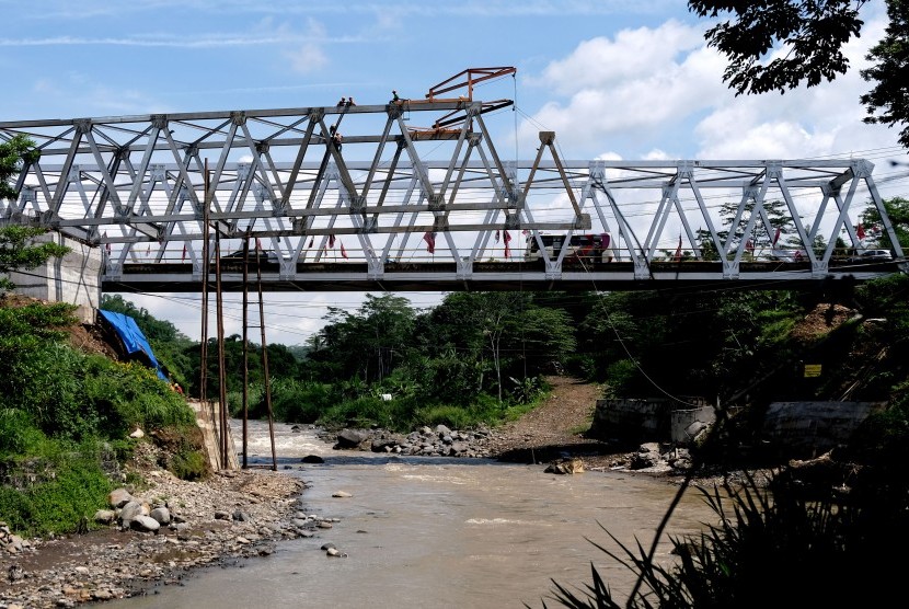 Sejumlah pekerja menyelesaikan pembangunan konstruksi jembatan Progo di Temanggung, Jawa Tengah, Rabu (6/2/2019). 