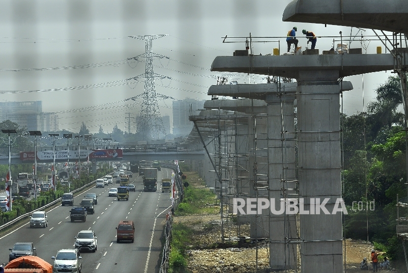 Sejumlah pekerja menyelesaikan pembangunan proyek kereta ringan atau Light Rail Transit (LRT) rute Cibubur-Cawang di Tol Jagorawi, Kampung Makasar, Jakarta, Kamis (10/8). 