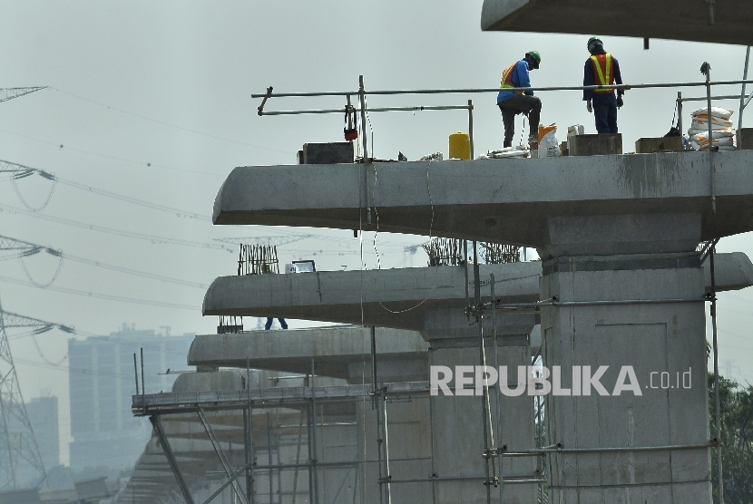 Sejumlah pekerja menyelesaikan pembangunan proyek kereta ringan atau Light Rail Transit (LRT) rute Cibubur-Cawang di Tol Jagorawi, Kampung Makasar, Jakarta, Kamis (10/8).