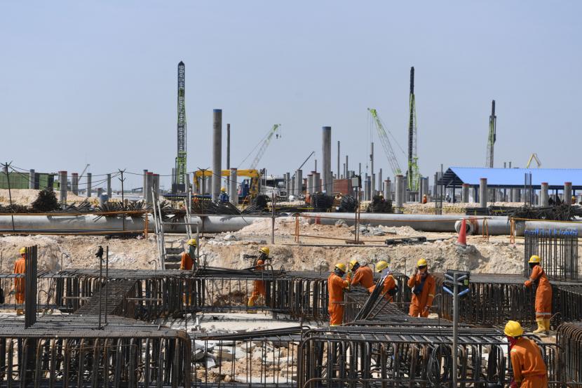 Sejumlah pekerja menyelesaikan pembangunan proyek Smelter Freeport di kawasan Java Integrated and Industrial Port Estate (JIIPE), Manyar, Gresik, Jawa Timur, Jumat (29/7/2022). Pembangunan proyek tersebut kini mencapai 34,9 persen dan diitargetkan hingga akhir tahun 2022 mencapai 50 persen. 