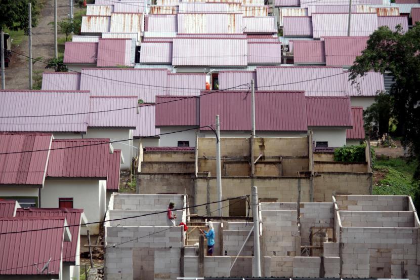 Sejumlah pekerja menyelesaikan pembangunan rumah Kredit Pemilikan Rumah (KPR) subsidi di Pattallassang, Kabupaten Gowa, Sulawesi Selatan, Senin (8/3/2021). Pemerintah menargetkan jumlah rumah KPR subsidi dengan pembiayaan Subsidi Selisih Bunga (SSB) pada 2021 sebanyak 222.876 unit rumah atau naik sekitar dua kali lipat dibanding tahun 2020 sebanyak 109.253 unit rumah. 