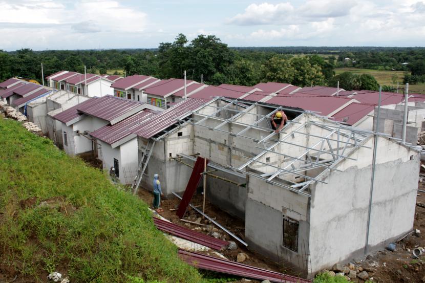 Sejumlah pekerja menyelesaikan pembangunan rumah Kredit Pemilikan Rumah (KPR) subsidi di Pattallassang, Kabupaten Gowa, Sulawesi Selatan, Senin (8/3). BTN telah menyalurkan KPR subsidi senilai Rp 107,9 triliun kepada 1,3 juta debitur.