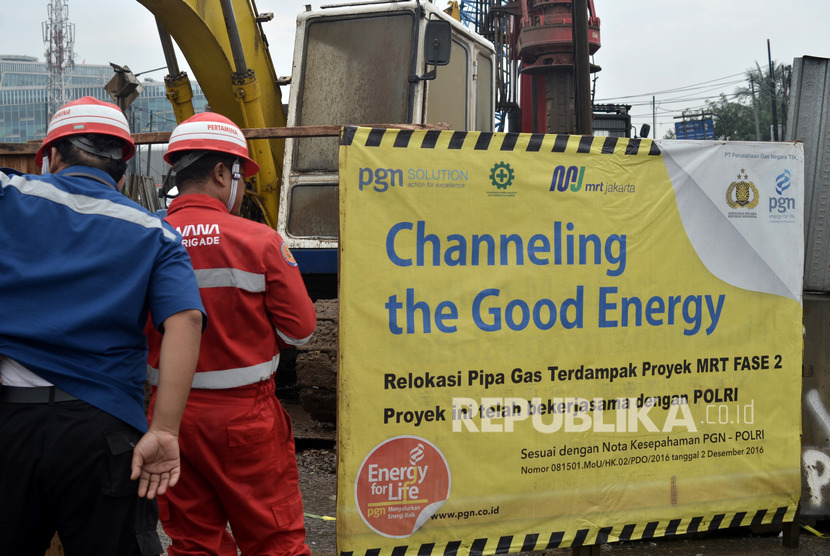 Sejumlah pekerja menyelesaikan penanganan kebocoran instalasi pipa gas negara (PGN) di area pembangunan proyek MRT fase 2 di Jalan Raya Bekasi, Cakung, Jakarta Timur, Kamis (12/3/2020).(Antara/Suwandy)