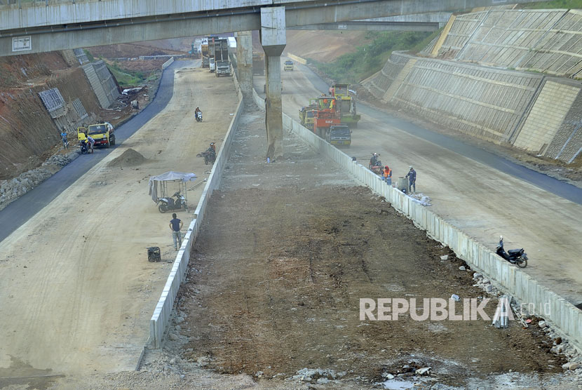 Sejumlah pekerja menyelesaikan proses pembangunan  jalan tol Cisumdawu (Cileunyi-Sumedang-Dawuan) di Kecamatan Rancakalong, Kabupaten Sumedang, Selasa (13/6).