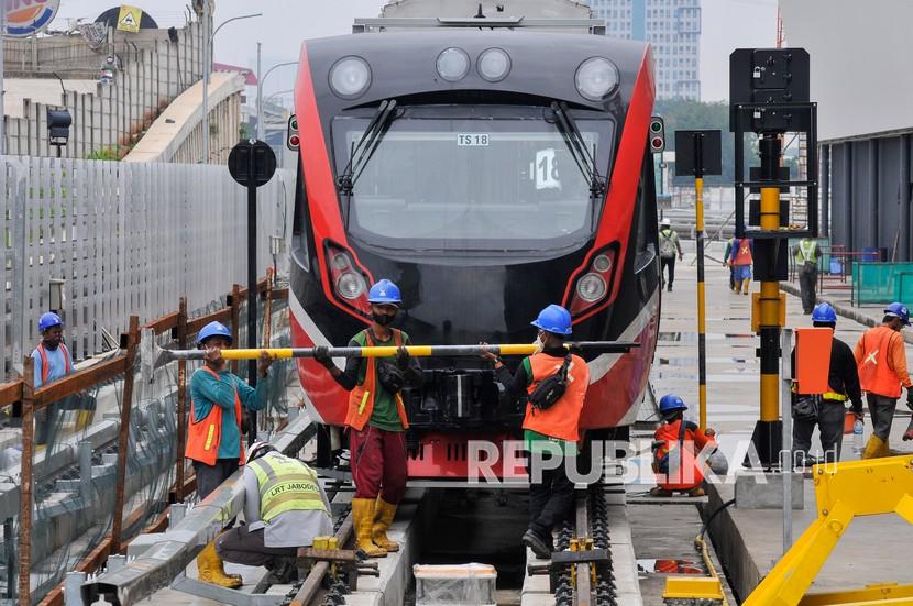 Sejumlah pekerja menyelesaikan proyek infrastruktur Depo LRT (Light Rail Transit) Jabodebek di Jatimulya, Kabupaten Bekasi, Jawa Barat (ilustrasi). PT Kereta Api Indonesia (Persero) atau KAI memastikan akan melakukan soft launching lintas rel terpadu (LRT) Jabodebek pada Agustus 2022.