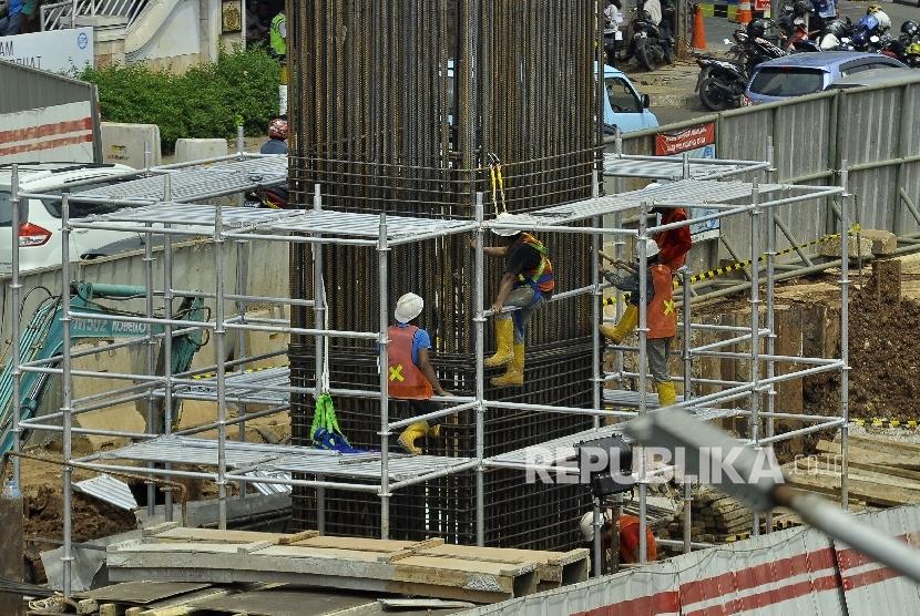 Sejumlah pekerja menyelesaikan proyek pembangunan light rail transit (LRT) di Jalan MT Haryono, Cawang, Jakarta, Rabu (23/8).