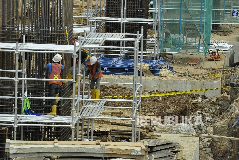 Sejumlah pekerja menyelesaikan proyek pembangunan light rail transit (LRT) di Jalan MT Haryono, Cawang, Jakarta, Rabu (23/8).