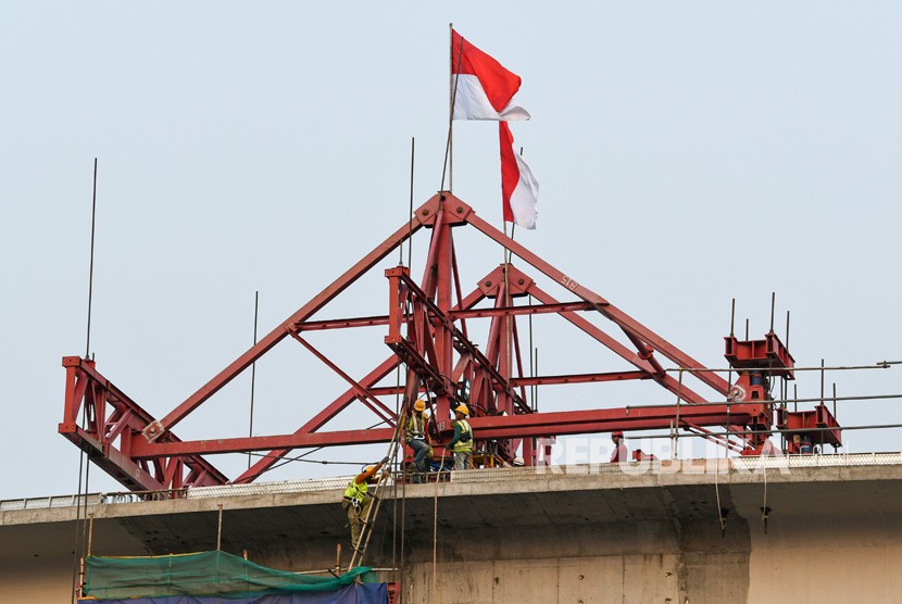 Sejumlah pekerja menyelesaikan proyek pembangunan 