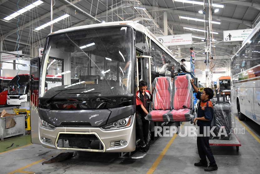 Sejumlah pekerja merakit bus di pabrik karoseri Laksana, beberapa waktu lalu.