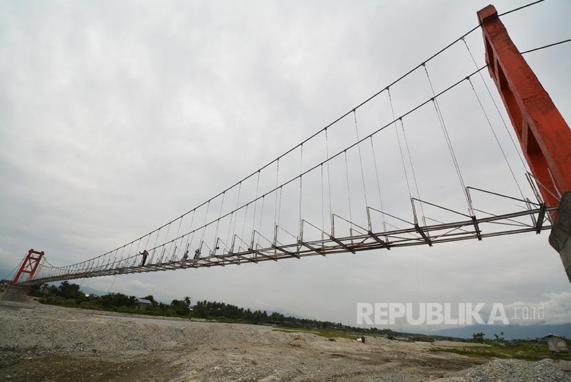 Construction of suspension bridge. (Illustration)