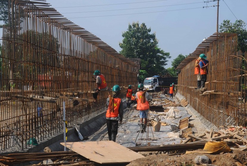 Sejumlah pekerja merangkai kerangka besi untuk pondasi jalan underpass pada proyek jalan tol Solo-Kertosono (Soker) di Ngemplak, Boyolali, Jawa Tengah, Selasa (22/3).