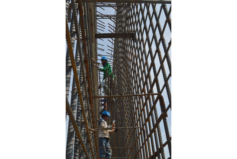 Sejumlah pekerja merangkai kerangka beton untuk pondasi underpass di lokasi proyek pembangunan jalan tol Solo-Ngawi-Kertosono di Balerejo, Kabupaten Madiun, Jawa Timur, Kamis (10/12).