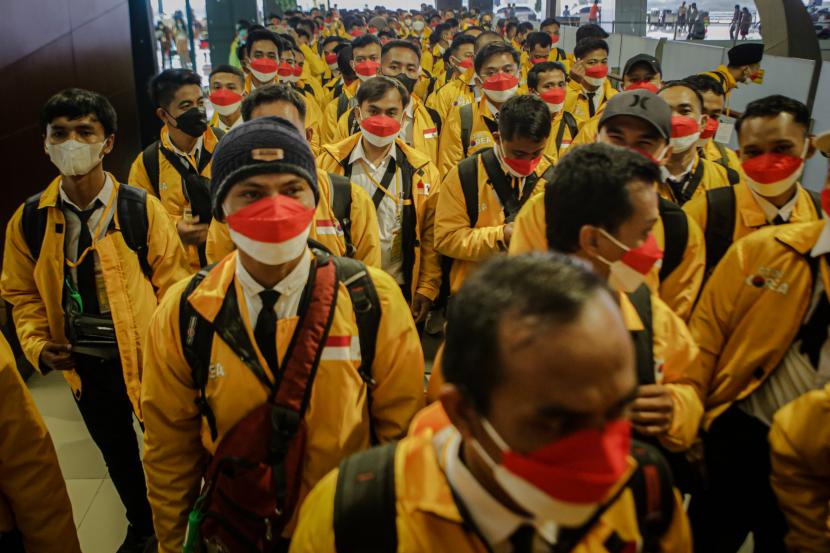 Sejumlah Pekerja Migran Indonesia (PMI) antre memasuki area bandara sebelum diberangkatkan menuju Korea Selatan di Terminal 3 Bandara Internasional Soekarno Hatta, Tangerang, Banten, beberapa waktu lalu.