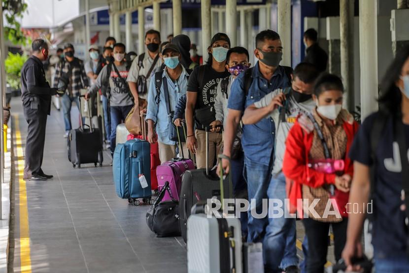Sejumlah Pekerja Migran Indonesia (PMI) antre untuk melakukan pengecekan dokumen perjalanan di Pelabuhan Internasional Batam Centre, Batam, Kepulauan Riau, Kamis (29/4/2021). Sebanyak 100 orang PMI dari Singapura dipulangkan melalui Batam dan akan dikarantina sementara selama lima hari sebelum di pulangkan ke daerah asal. 