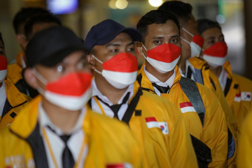 Sejumlah Pekerja Migran Indonesia (PMI) berbaris sebelum diberangkatkan menuju Korea Selatan (ilustrasi).