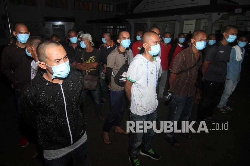Sejumlah Pekerja Migran Indonesia (PMI) berbaris untuk menjalani pendataan setibanya di Tanah Air. 