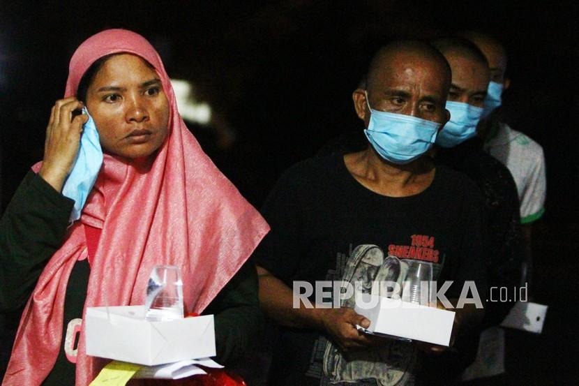 Sejumlah Pekerja Migran Indonesia (PMI) berbaris untuk menjalani pendataan.