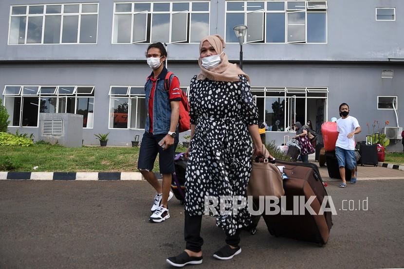 Sejumlah Pekerja Migran Indonesia (PMI) berjalan meninggalkan ruangan usai menjalani isolasi di Rumah Sakit Darurat COVID-19 (RSDC) Wisma Atlet Pademangan, Jakarta, Selasa (15/6).