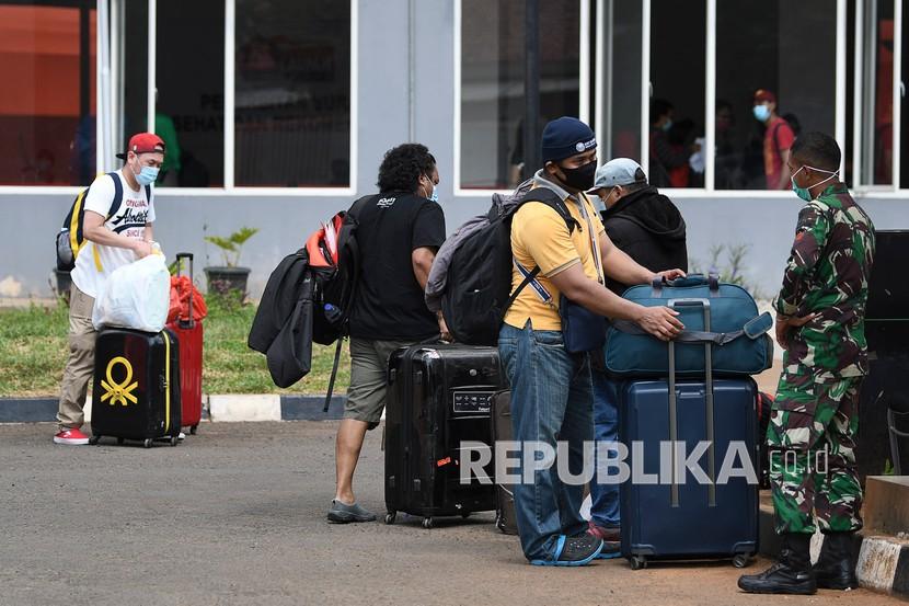Sejumlah Pekerja Migran Indonesia (PMI) berjalan meninggalkan ruangan usai menjalani isolasi di Rumah Sakit Darurat COVID-19 (RSDC) Wisma Atlet Pademangan, Jakarta, Selasa (15/6). 
