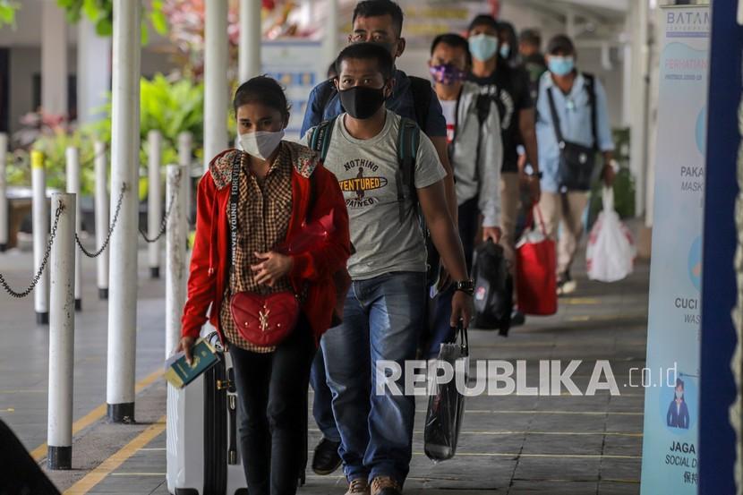 Sejumlah Pekerja Migran Indonesia (PMI) berjalan menuju tempat pengecekan dokumen perjalanan di Pelabuhan Internasional Batam Centre, Batam, Kepulauan Riau, Kamis (29/4/2021). Sebanyak 100 orang PMI dari Singapura dipulangkan melalui Batam dan akan dikarantina sementara selama lima hari sebelum di pulangkan ke daerah asal. 