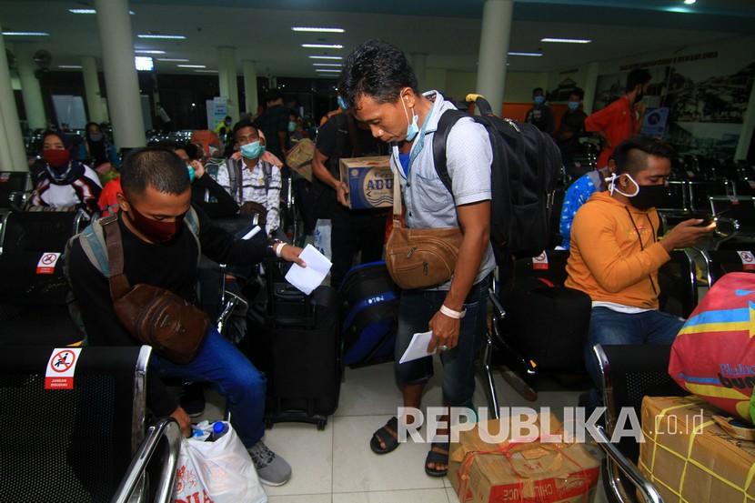 Pekerja Migran kembali ke Indonesia.  Pekerja migran Indonesia yang berprofesi sebagai pelaut di kapal kapal asing menyetorkan devisa negara mencapai Rp 151,2 triliun per tahun.