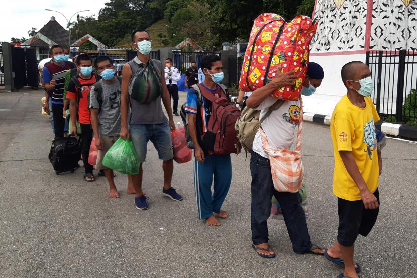 Sejumlah Pekerja Migran Indonesia (PMI) dari Malaysia berjalan memasuki perbatasan Indonesia di Pos Lintas Batas Negara (PLBN) Entikong, Kabupaten Sanggau, Kalimantan Barat (ilustrasi). 
