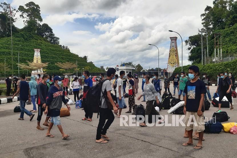 Sejumlah Pekerja Migran Indonesia (PMI) dari Malaysia memasuki perbatasan Indonesia di Pos Lintas Batas Negara (PLBN) Entikong, Kabupaten Sanggau, Kalimantan Barat. (Ilustrasi)
