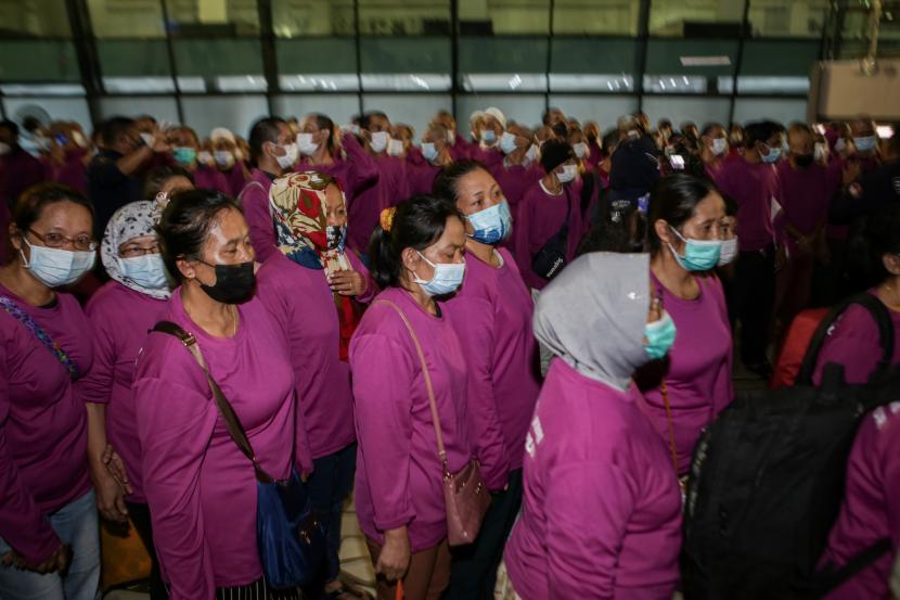Sejumlah Pekerja Migran Indonesia (PMI) ilegal asal Malaysia tiba di Terminal 3 Bandara Internasional Soekarno Hatta, Tangerang, Banten, Kamis (4/8/2022). Badan Pelindungan Pekerja Migran Indonesia (BP2MI) mengatakan, total akan ada 3.200 pekerja migran Indonesia (PMI) yang dideportasi dari Malaysia dalam tahun 2022 ini.