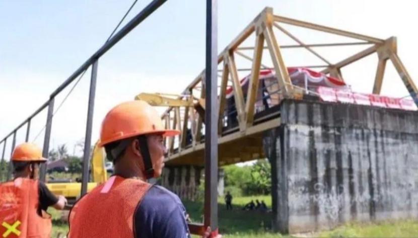 Sejumlah pekerja mulai mengerjakan pembangunan lanjutan konstruksi Jembatan Citarum di Kecamatan Muaragembong, Kabupaten Bekasi, Jawa Barat.