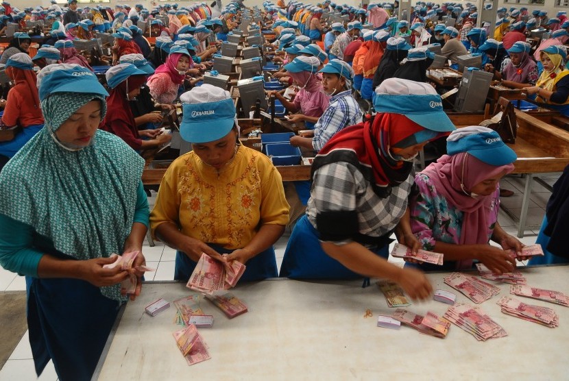 ilustrasi. Sejumlah pekerja pabrik rokok menghitung uang Tunjangan Hari Raya (THR) Lebaran saat pembagian di Kudus, Jawa Tengah, Selasa (21/5/2019).