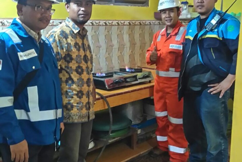 Sejumlah pekerja PT Perusahaan Gas Negara Tbk (PGN) melakukan uji coba penyaluran gas untuk konsumen rumah tangga di Blora, Jawa Tengah.
