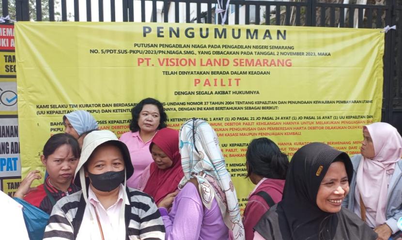  Sejumlah pekerja PT Vision Land Semarang berdiri dengan latar belakang pengumuman yang menyatakan perusahaan mereka dinyatakan pailit. 