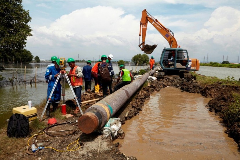 Sejumlah pekerja sedang memasang jaringan pipa distribusi gas milik PT Perusahaan Gas Negara Tbk (PGN).