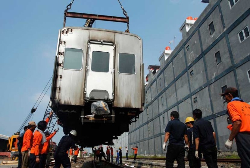 Sejumlah Pekerja sedang memindahkan KRL kiriman dari Jepang, di Stasiun peti kemas Pasoso, Tanjung Priok, Jakarta Utara, Sabtu (21/4). 