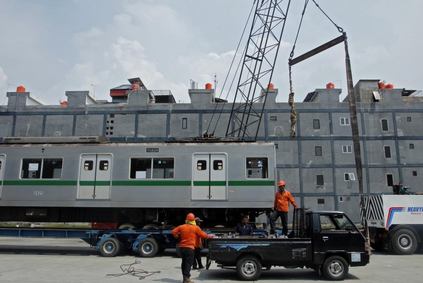 Sejumlah Pekerja sedang memindahkan KRL kiriman dari Jepang, di Stasiun peti kemas Pasoso, Tanjung Priok, Jakarta Utara, Sabtu (21/4). (Republika/Adhi Wicaksono)