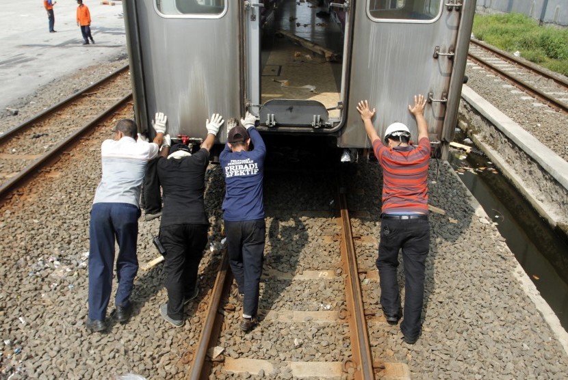 Sejumlah Pekerja sedang memindahkan KRL kiriman dari Jepang, di Stasiun peti kemas Pasoso, Tanjung Priok, Jakarta Utara, Sabtu (21/4). (Republika/Adhi Wicaksono)