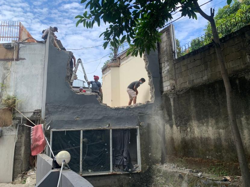 Sejumlah pekerja tampak membongkar bangunan berlantai dua yang sebagiannya berdiri di atas saluran air di Jalan Kemang Utara III, Kelurahan Bangka, Kecamatan Mamprang Prapatan, Jakarta Selatan, Kamis (25/11).