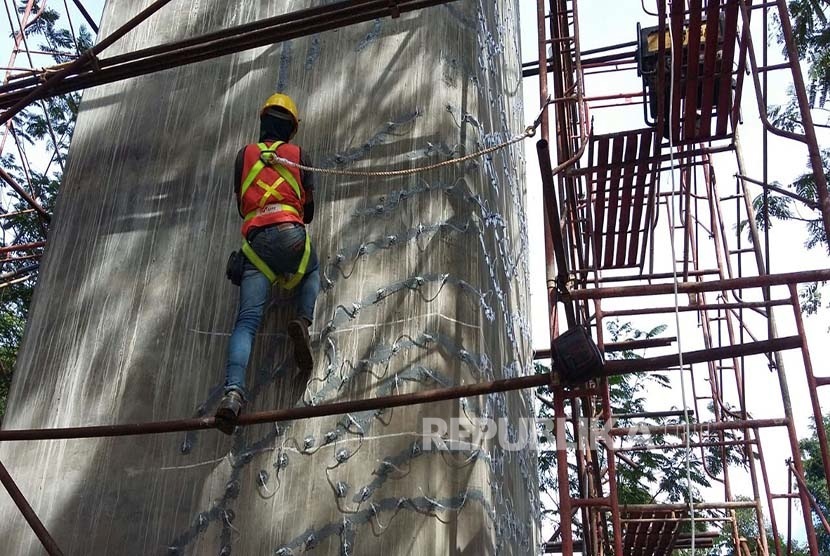 Sejumlah pekerja tengah memperbaiki pilar jembatan tol Cisomang di Jalan Tol Kilometer 100, Purwakarta, jumat (23/12).