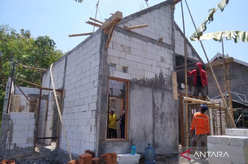Sejumlah pekerja tengah menyelesaikan pembangunan rumah layak huni di Desa Banjarsari, Kecamatan Gajah, Kabupaten Demak, yang sebelumnya menempati rumah tak layak huni, Rabu (4/10/2023).