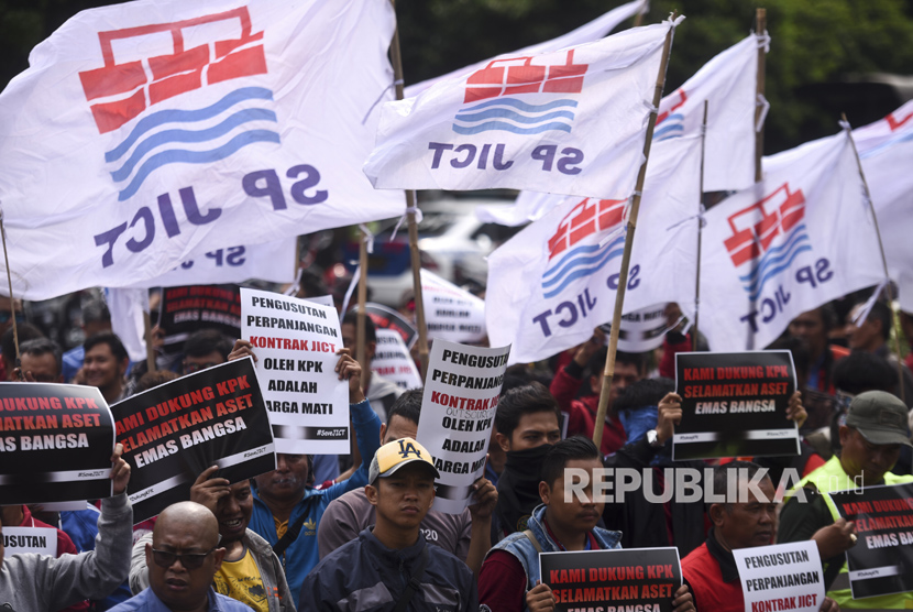 Sejumlah pekerja yang tergabung dalam Serikat Pekerja Jakarta International Container Terminal (SP JICT) berunjuk rasa di depan gedung KPK, Jakarta, Senin (17/7). 