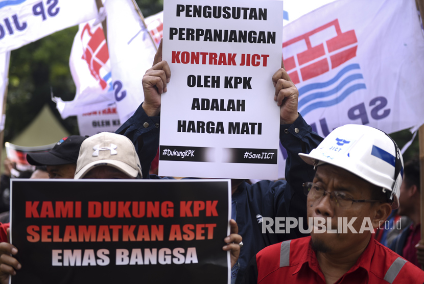 Sejumlah pekerja yang tergabung dalam Serikat Pekerja Jakarta International Container Terminal (SP JICT) berunjuk rasa di depan gedung KPK, Jakarta, Senin (17/7). 