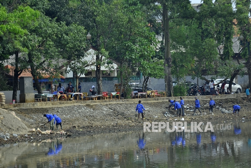  Sejumlah pekerja mengerjakan penataan kasawan wisata budaya Betawi di Setu Babakan, Jagakarsa, Jakarta, Ahad (16/7). 