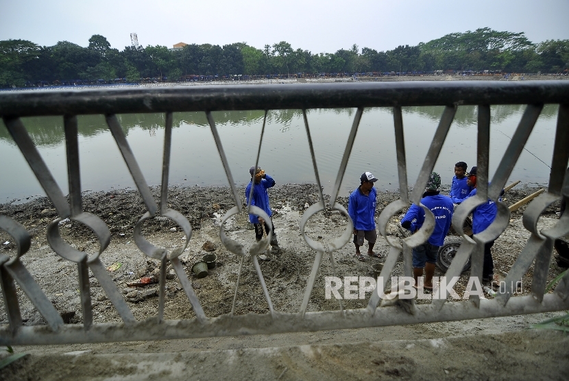  Sejumlah pekerja mengerjakan penataan kasawan wisata budaya Betawi di Setu Babakan, Jagakarsa, Jakarta, Ahad (16/7).