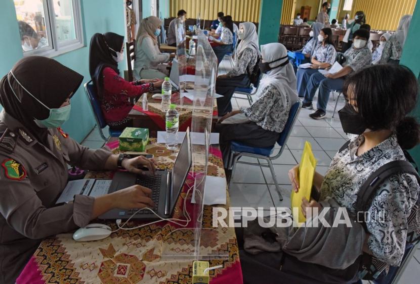 Sejumlah pelajar antre mengikuti Program Vaksinasi Go To School di SMA Negeri 1 Serang, di Serang, Banten, Rabu (4/8). Pemerintah tidak mengurangi anggaran bagi TNI dan Polri di dalam APBN 2021 karena berkaitan dengan vaksinasi Covid-19.