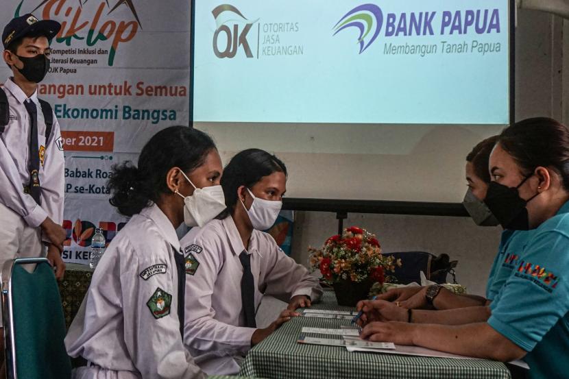 Sejumlah pelajar antre mengisi persyaratan membuka rekening tabungan di SMP Kartika VI-I Jayapura, Papua, Senin (25/10/2021).  OJK terus memperkuat upaya perlindungan konsumen sektor jasa keuangan. Ilustrasi.